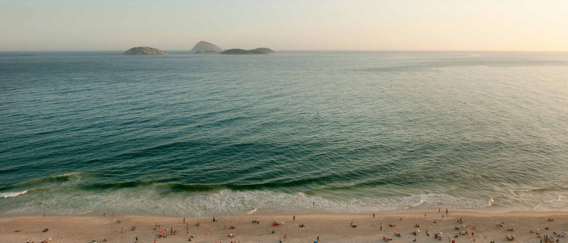 Mar de Ipanema com as Ilhas Cagarras